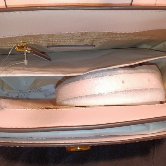 Michael kors purse/ crossbody - Picture 4 of 7